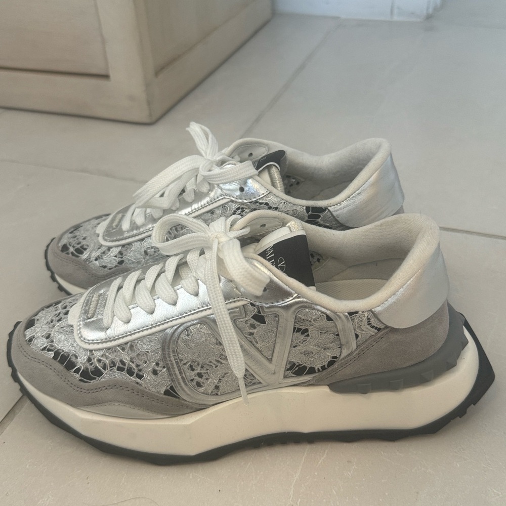 WOMANS VALENTINO SNEAKERS SIZE 7
